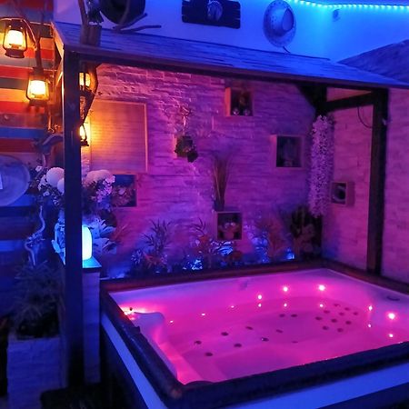 L'Histoire De L'Ouest , Jacuzzi Appartement Dole Dış mekan fotoğraf