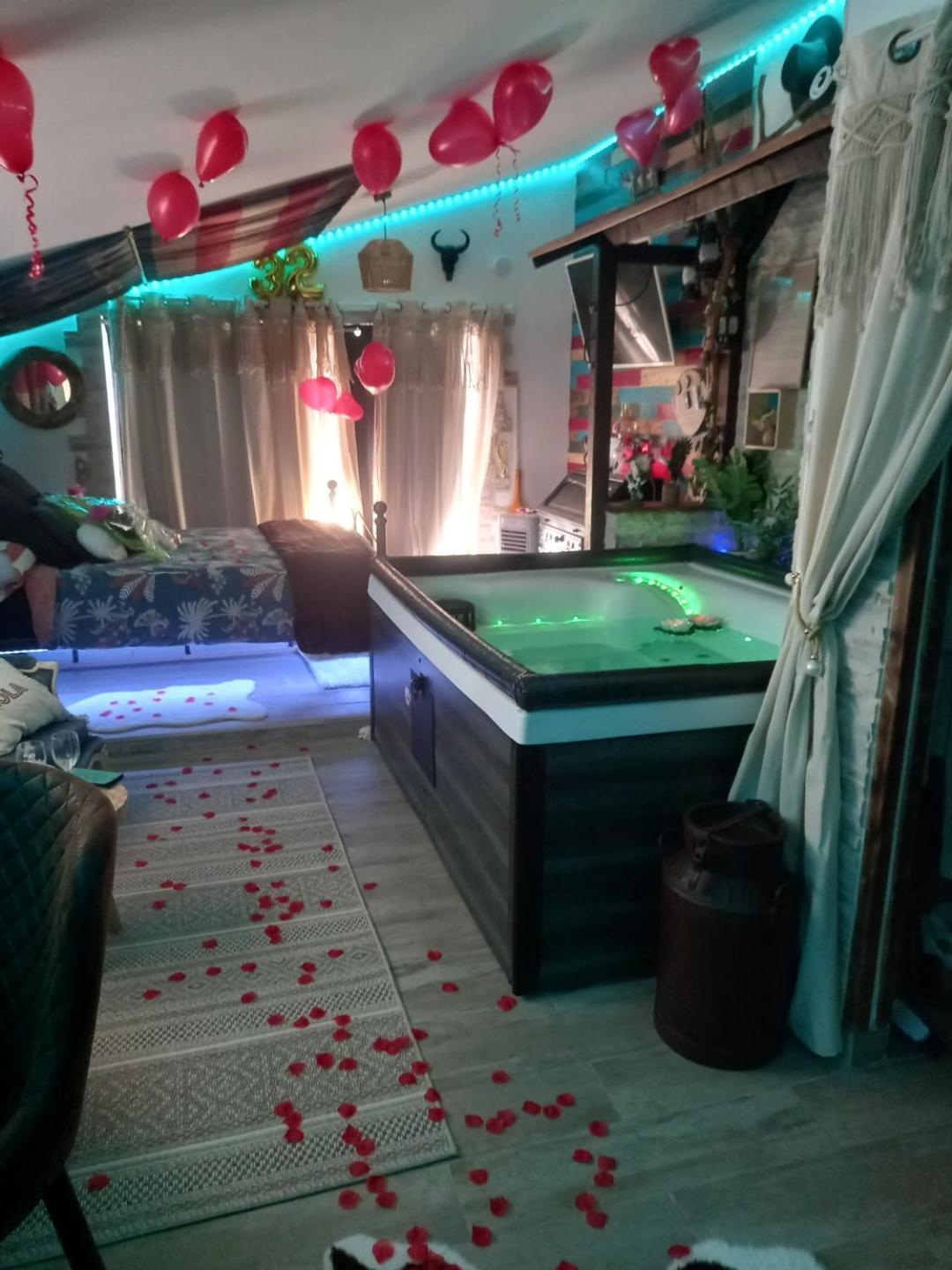 L'Histoire De L'Ouest , Jacuzzi Appartement Dole Dış mekan fotoğraf