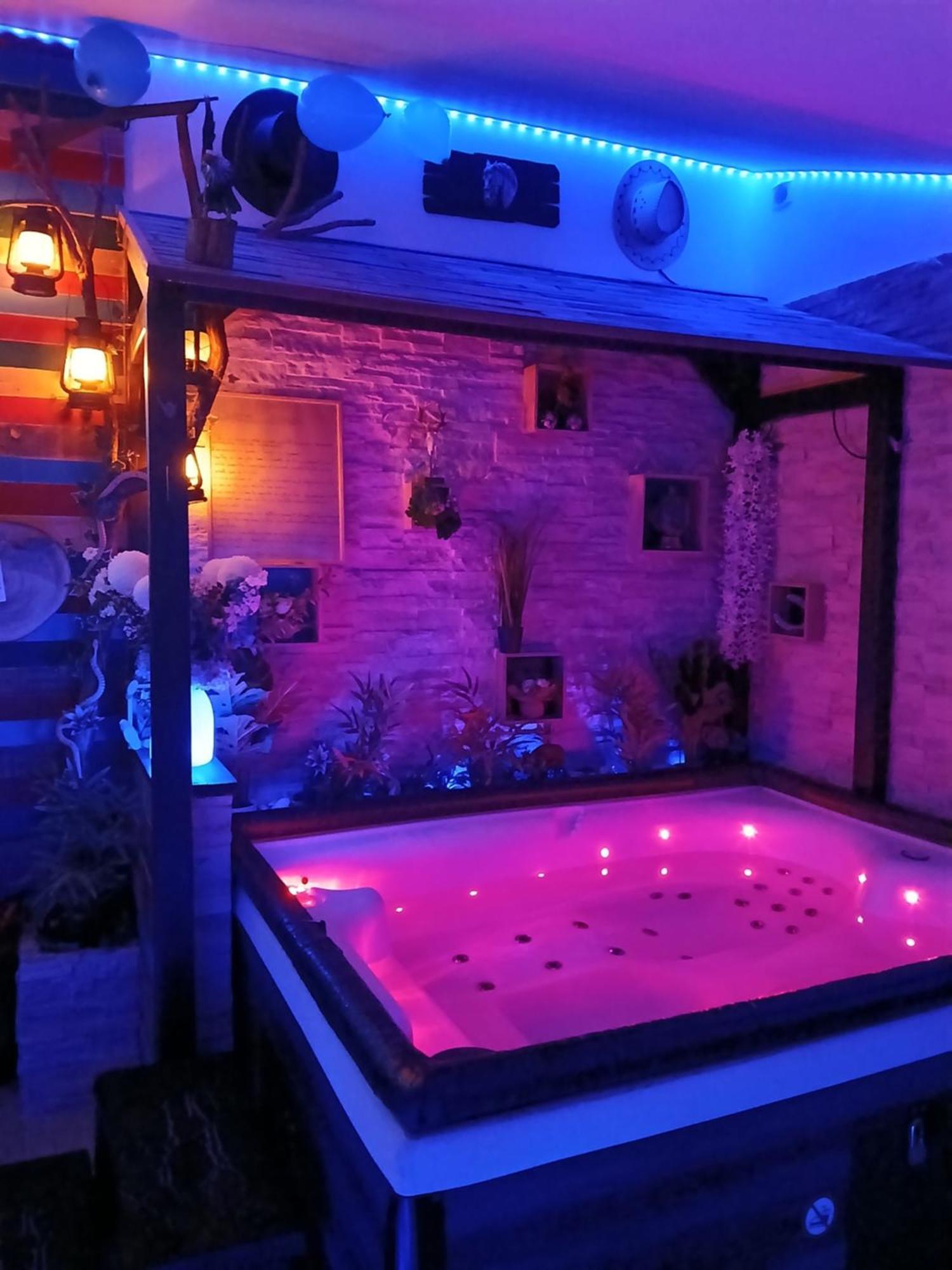 L'Histoire De L'Ouest , Jacuzzi Appartement Dole Dış mekan fotoğraf